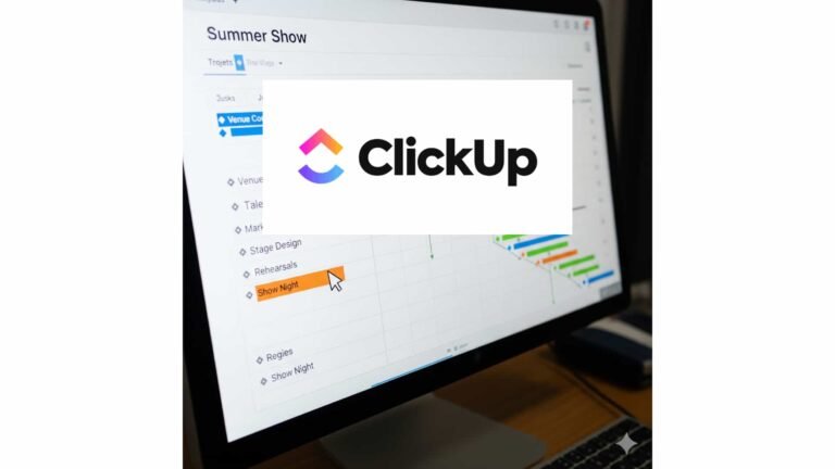 Ecran d'ordinateur avec logo ClickUp, et gant en fond